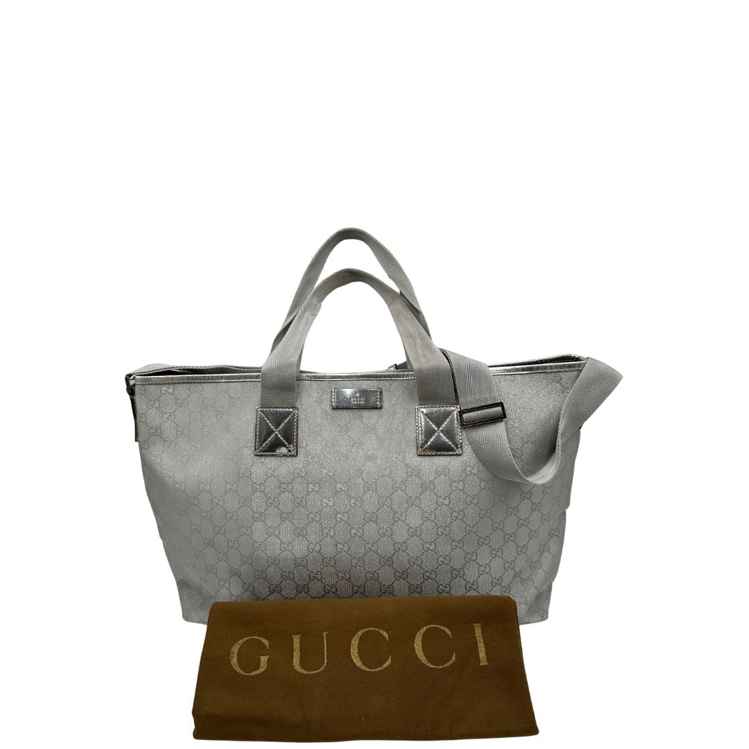 Borsa Gucci in canvas grigio laminato GG con finiture in pelle Tono su tono e parti metalliche argentate. Dotata di Doppi manici e tracolla in tessuto regolabile.