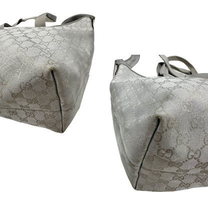 Angoli Borsa Gucci in canvas grigio laminato GG con finiture in pelle Tono su tono e parti metalliche argentate. Dotata di Doppi manici e tracolla in tessuto regolabile.