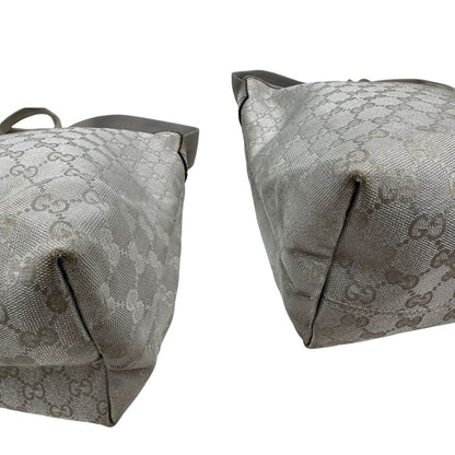 Angoli Borsa Gucci in canvas grigio laminato GG con finiture in pelle Tono su tono e parti metalliche argentate. Dotata di Doppi manici e tracolla in tessuto regolabile.