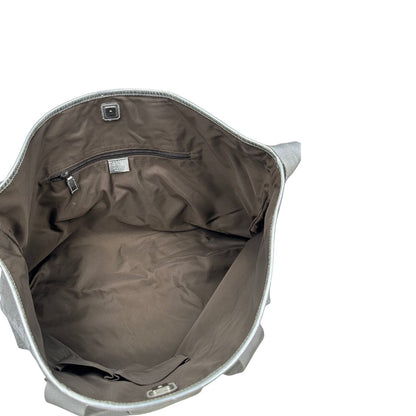 Interno Borsa Gucci in canvas grigio laminato GG con finiture in pelle Tono su tono e parti metalliche argentate. Dotata di Doppi manici e tracolla in tessuto regolabile.