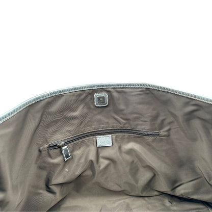 Tasca Borsa Gucci in canvas grigio laminato GG con finiture in pelle Tono su tono e parti metalliche argentate. Dotata di Doppi manici e tracolla in tessuto regolabile.