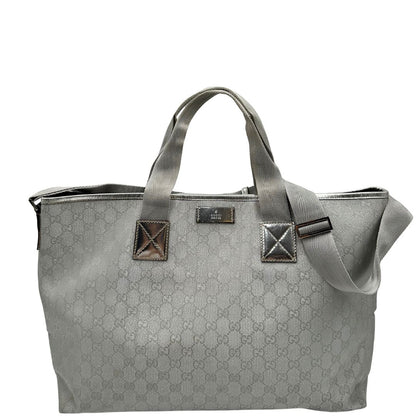 Front Borsa Gucci in canvas grigio laminato GG con finiture in pelle Tono su tono e parti metalliche argentate. Dotata di Doppi manici e tracolla in tessuto regolabile.