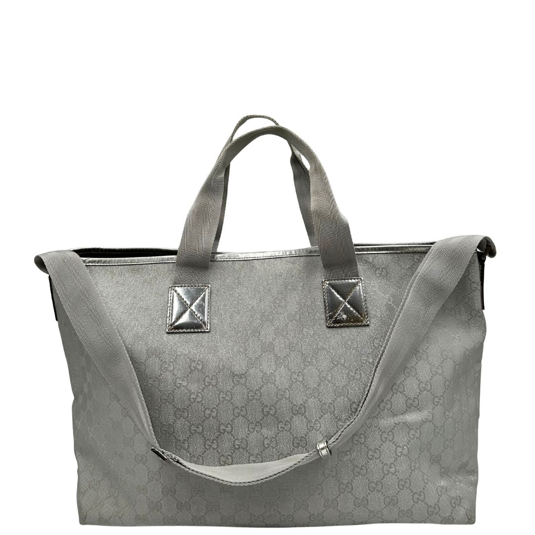 Retro Borsa Gucci in canvas grigio laminato GG con finiture in pelle Tono su tono e parti metalliche argentate. Dotata di Doppi manici e tracolla in tessuto regolabile.