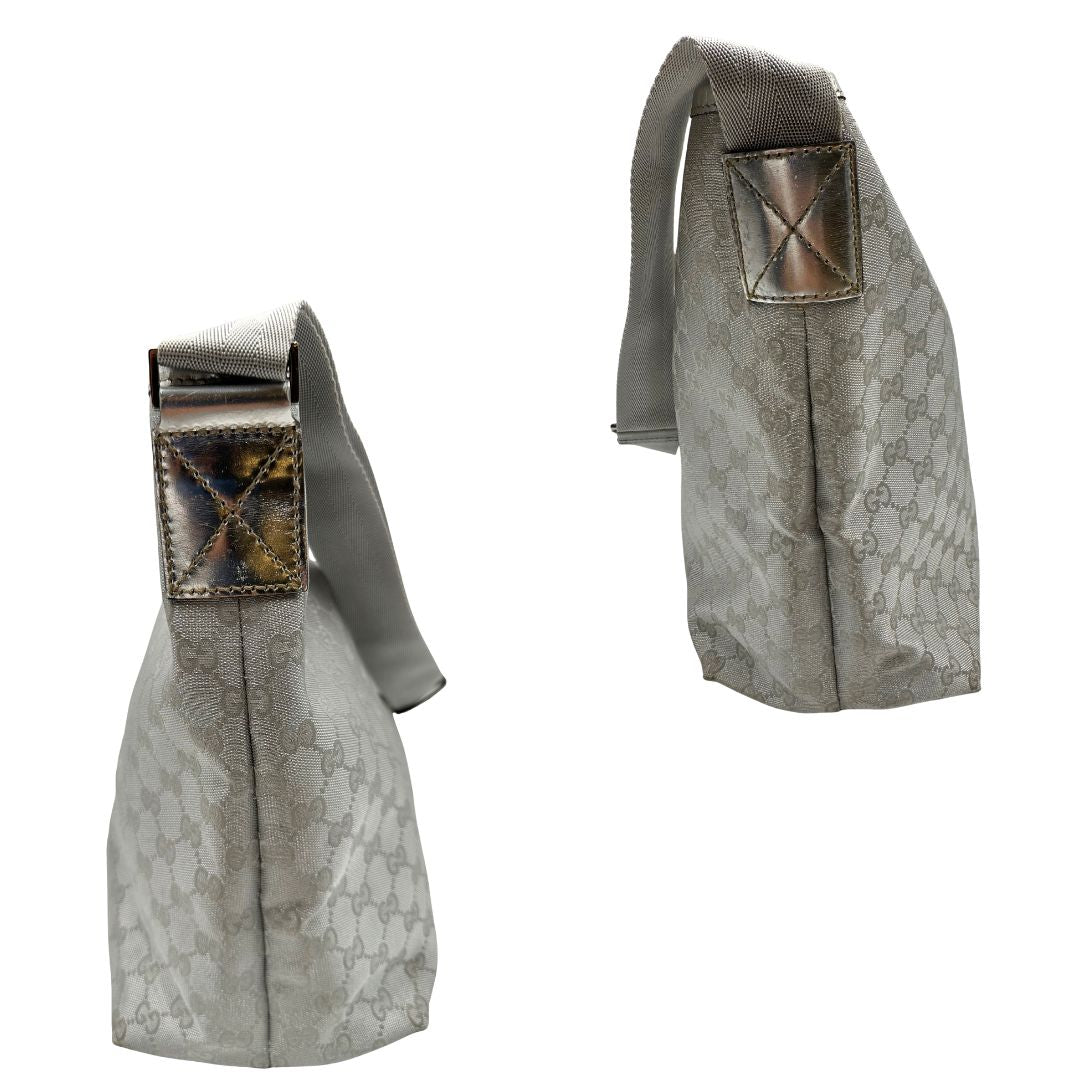 Borsa Gucci in canvas grigio laminato GG con finiture in pelle Tono su tono e parti metalliche argentate. Dotata di Doppi manici e tracolla in tessuto regolabile.