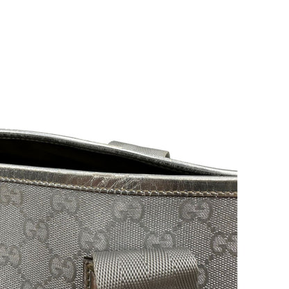 Borsa Gucci in canvas grigio laminato GG con finiture in pelle Tono su tono e parti metalliche argentate. Dotata di Doppi manici e tracolla in tessuto regolabile.