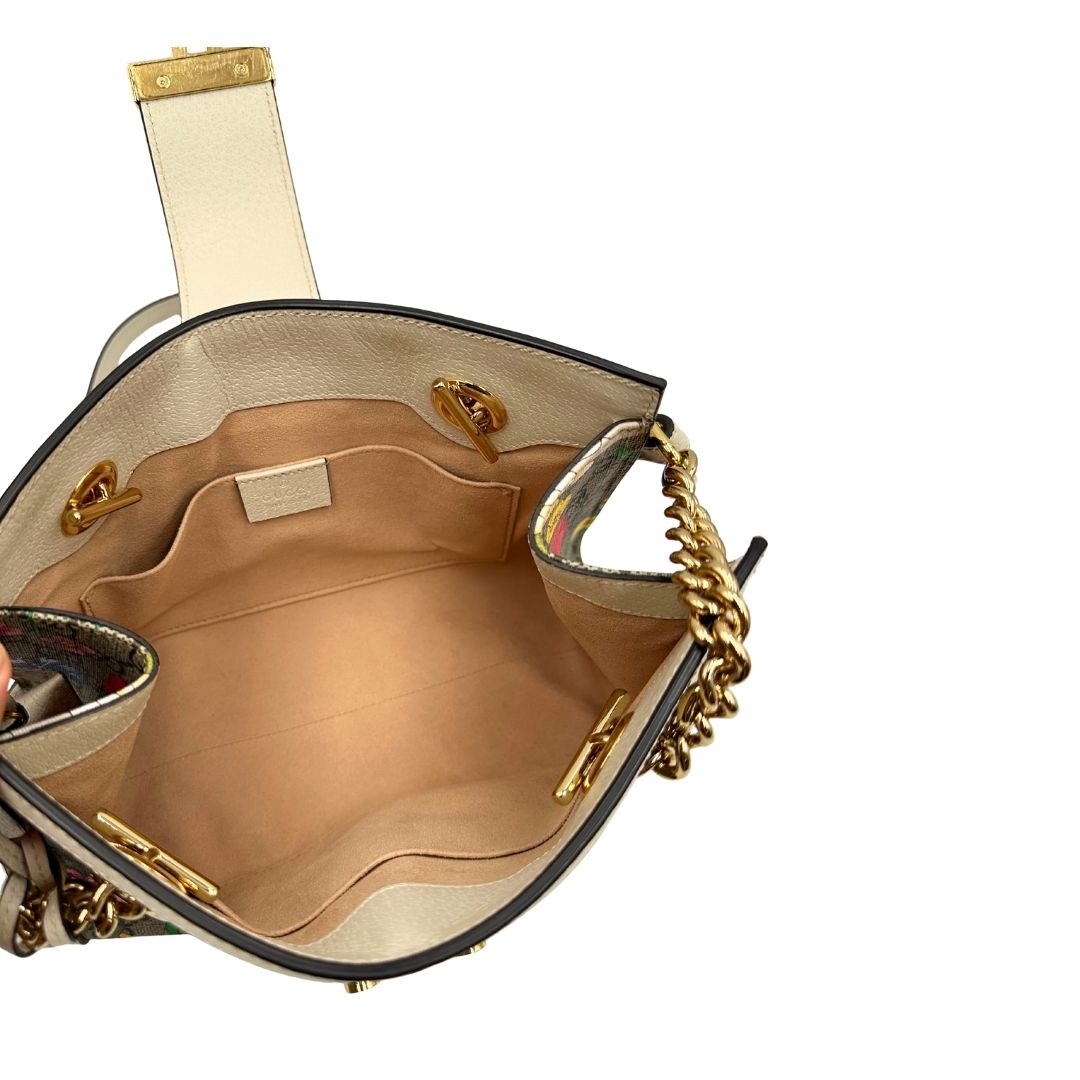 Interno Borsa Gucci in canvas beige trama GG con. Decori multicolore floreali e finiture in pelle bianco avorio. Parti metalliche dorate, indossabile a tracolla