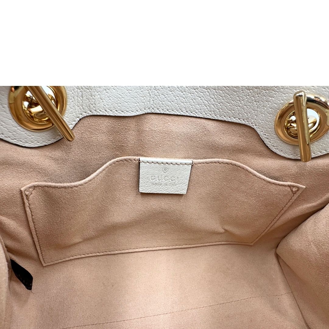 Tasca Borsa Gucci in canvas beige trama GG con. Decori multicolore floreali e finiture in pelle bianco avorio. Parti metalliche dorate, indossabile a tracolla