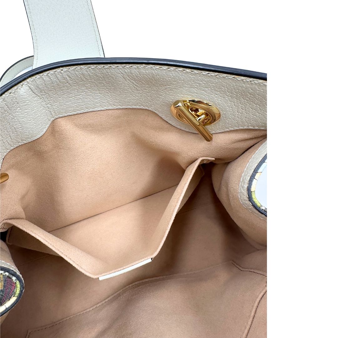 Tasca Borsa Gucci in canvas beige trama GG con. Decori multicolore floreali e finiture in pelle bianco avorio. Parti metalliche dorate, indossabile a tracolla
