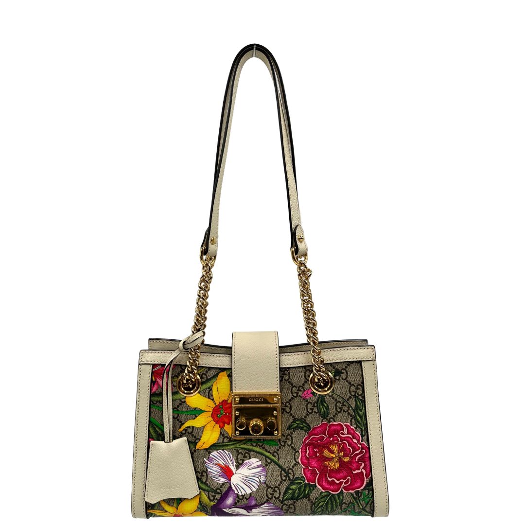 Front  Borsa Gucci in canvas beige trama GG con. Decori multicolore floreali e finiture in pelle bianco avorio. Parti metalliche dorate, indossabile a tracolla
