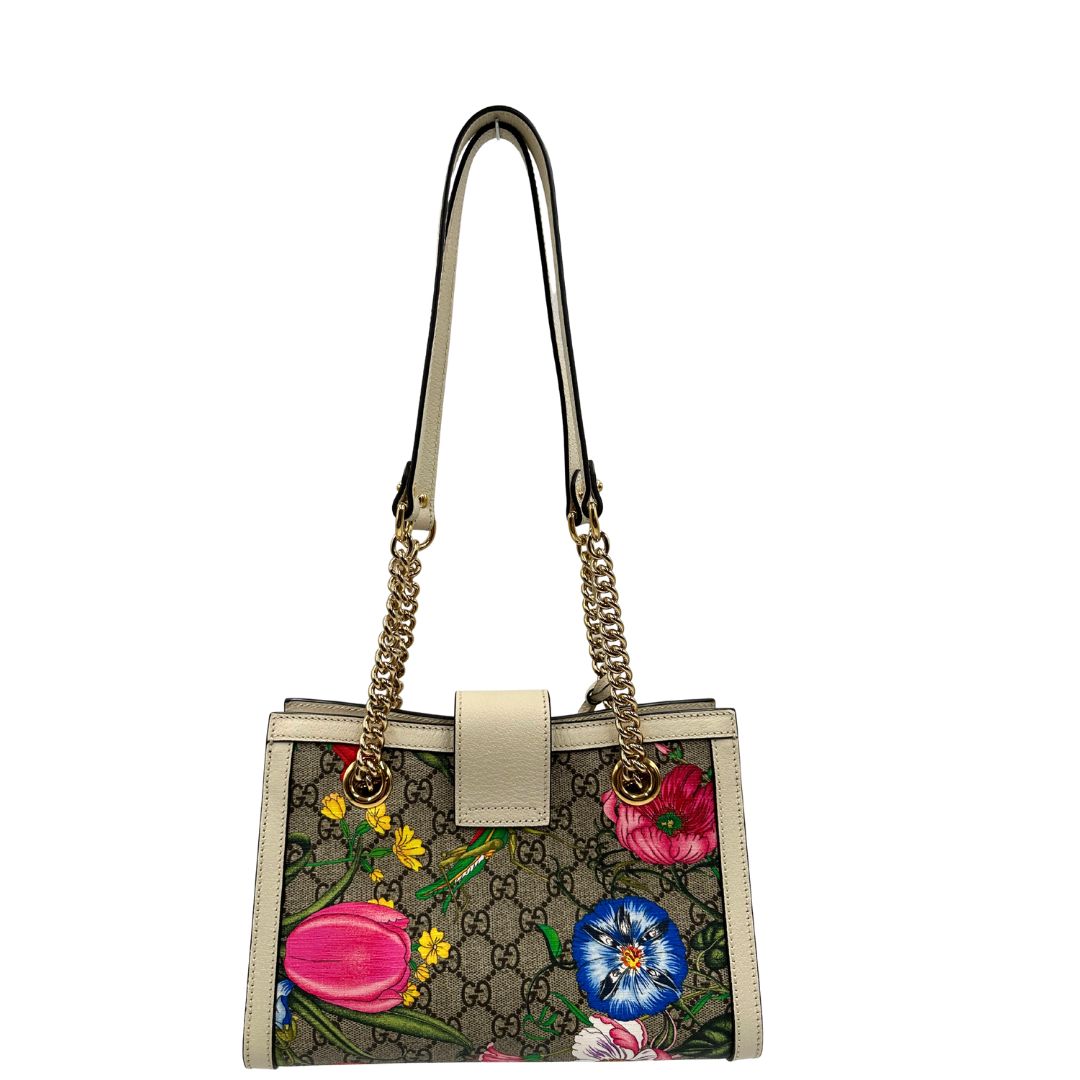 Retro Borsa Gucci in canvas beige trama GG con. Decori multicolore floreali e finiture in pelle bianco avorio. Parti metalliche dorate, indossabile a tracolla