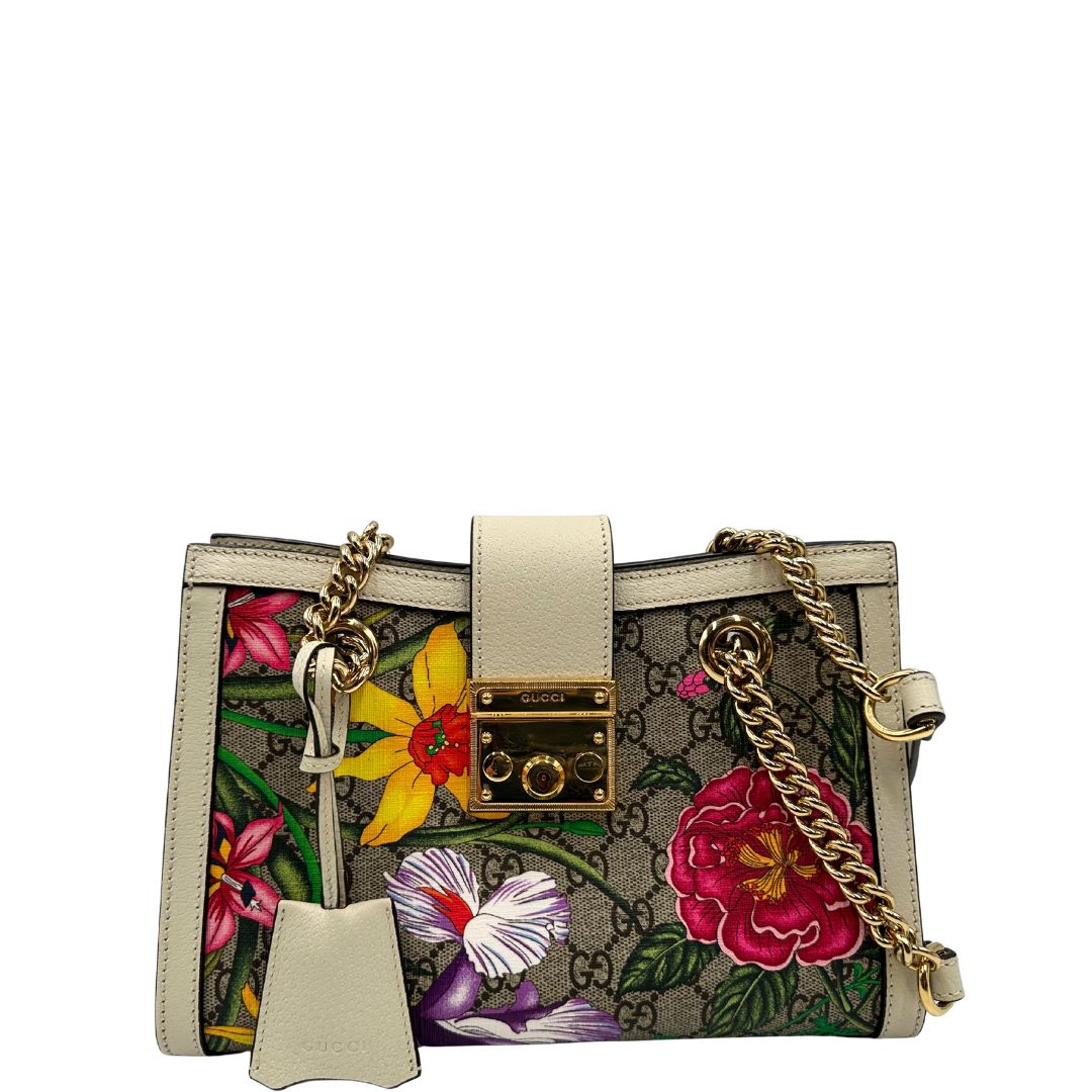  Front Borsa Gucci in canvas beige trama GG con. Decori multicolore floreali e finiture in pelle bianco avorio. Parti metalliche dorate, indossabile a tracolla