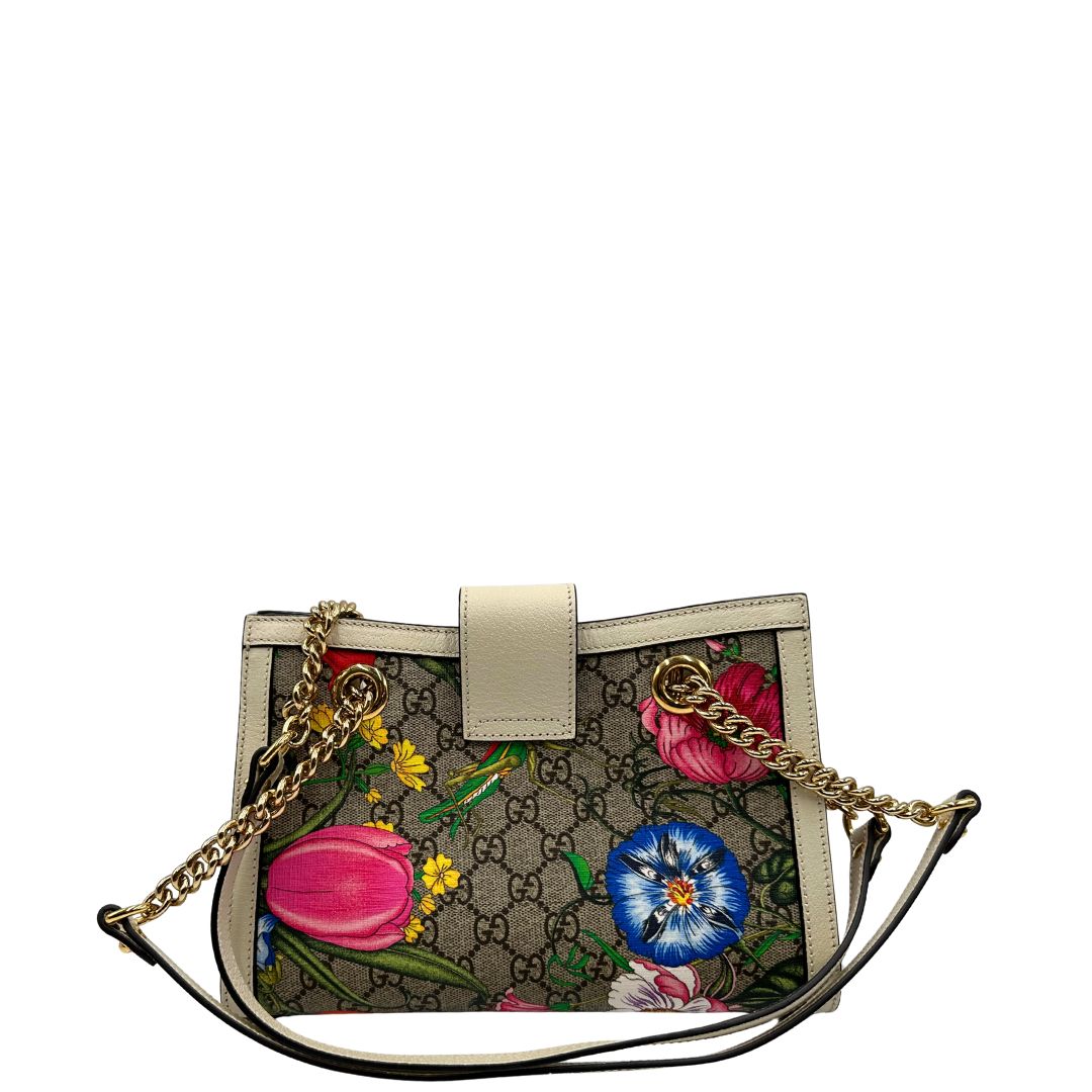 Retro Borsa Gucci in canvas beige trama GG con. Decori multicolore floreali e finiture in pelle bianco avorio. Parti metalliche dorate, indossabile a tracolla