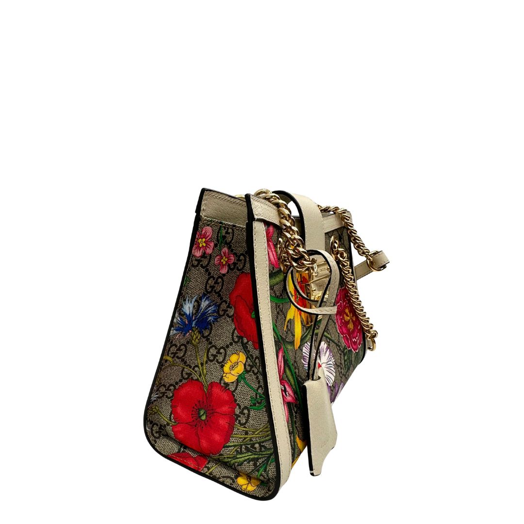 Laterali Borsa Gucci in canvas beige trama GG con. Decori multicolore floreali e finiture in pelle bianco avorio. Parti metalliche dorate, indossabile a tracolla