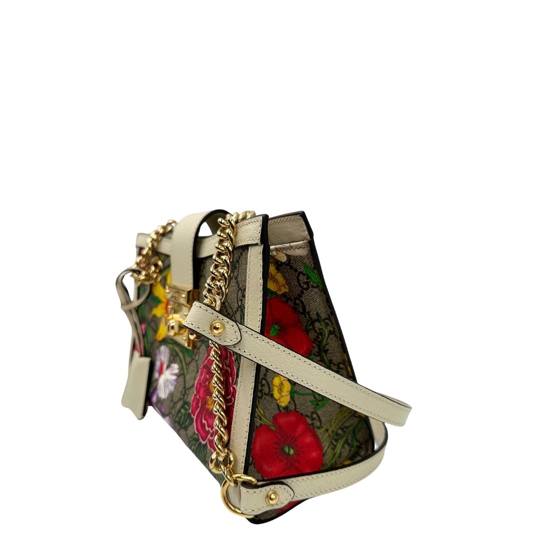 Laterali Borsa Gucci in canvas beige trama GG con. Decori multicolore floreali e finiture in pelle bianco avorio. Parti metalliche dorate, indossabile a tracolla