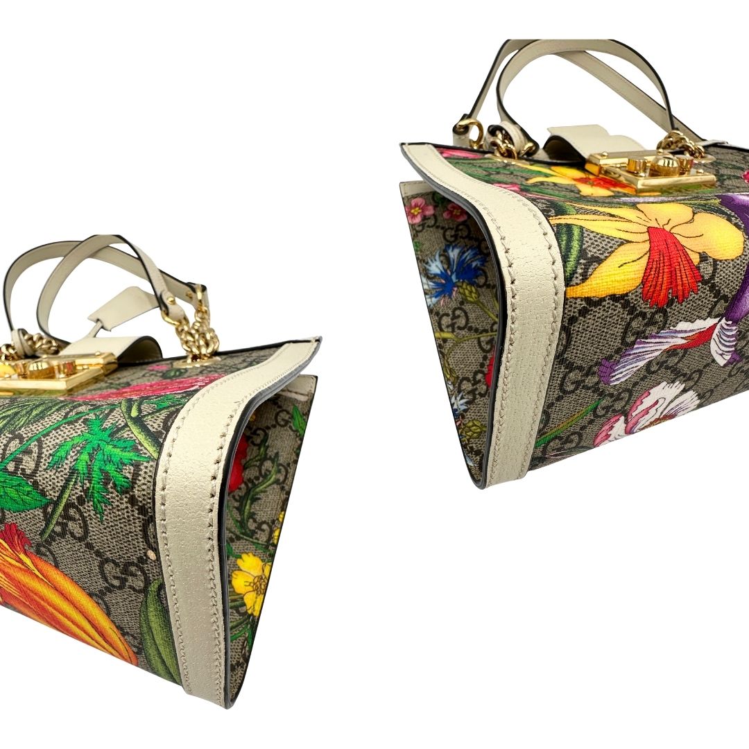 Angoli Borsa Gucci in canvas beige trama GG con. Decori multicolore floreali e finiture in pelle bianco avorio. Parti metalliche dorate, indossabile a tracolla