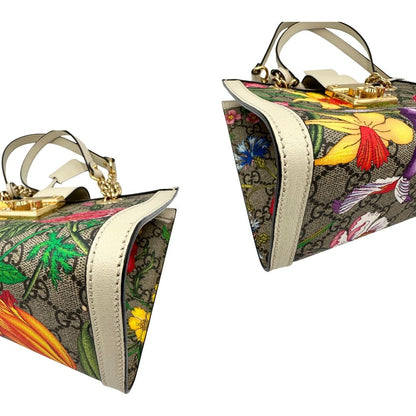 Angoli Borsa Gucci in canvas beige trama GG con. Decori multicolore floreali e finiture in pelle bianco avorio. Parti metalliche dorate, indossabile a tracolla