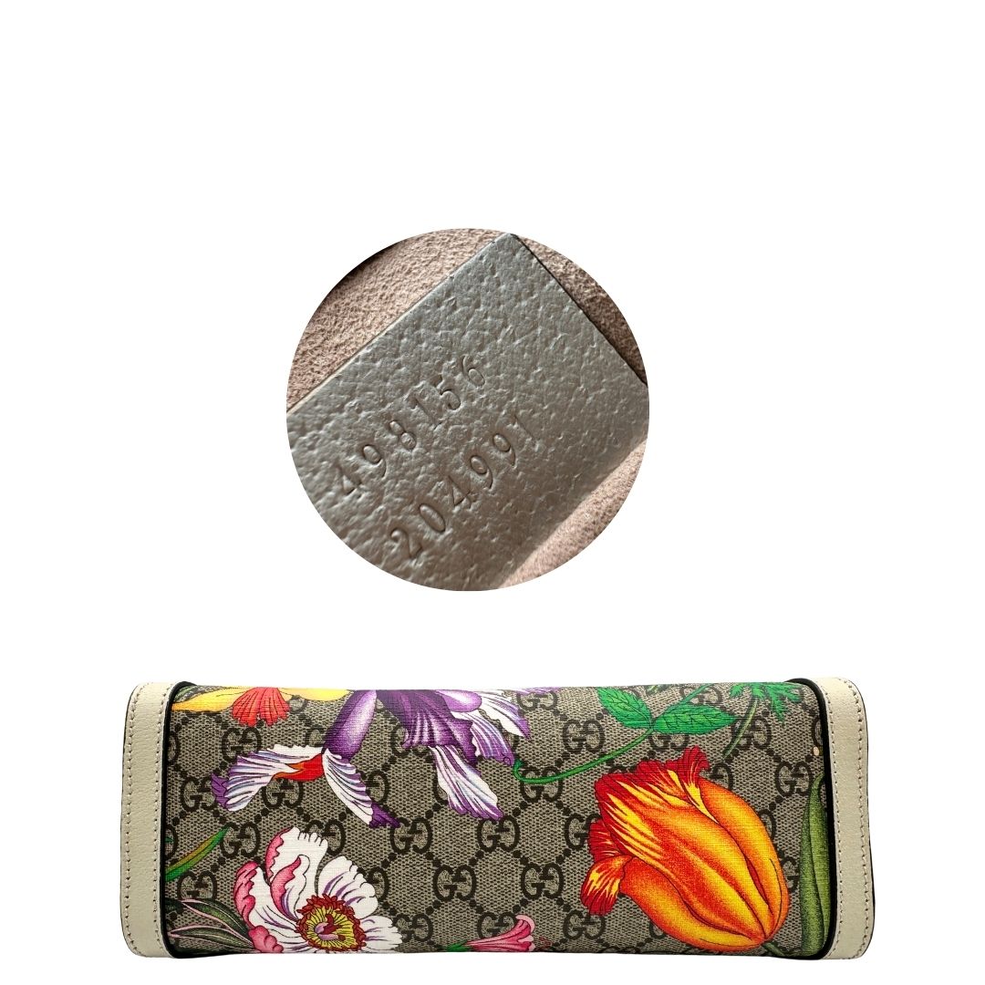 Base Borsa Gucci in canvas beige trama GG con. Decori multicolore floreali e finiture in pelle bianco avorio. Parti metalliche dorate, indossabile a tracolla