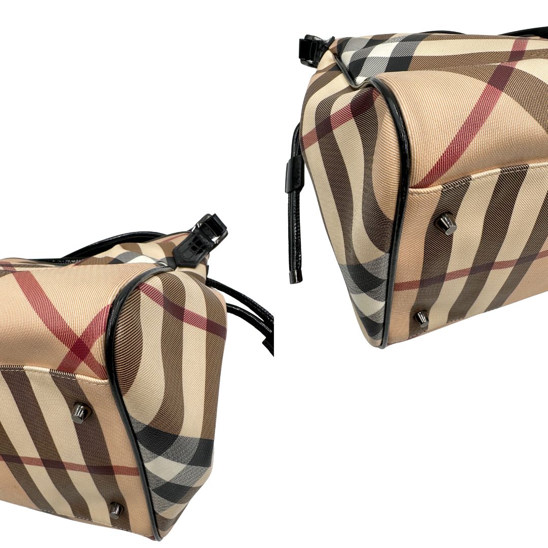 angoli Borsa Burberry in canvas trama tartan con finiture in pelle nera verniciata; munita di doppi manici, indossabile a spalla. Completa di dustbag, di lusso, originale, ottimo stato