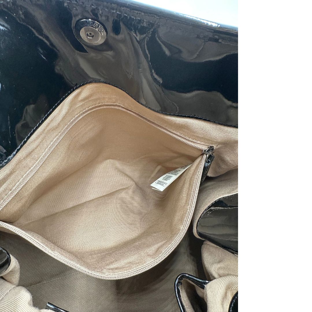 interno Borsa Burberry in canvas trama tartan con finiture in pelle nera verniciata; munita di doppi manici, indossabile a spalla. Completa di dustbag, di lusso, originale, ottimo stato