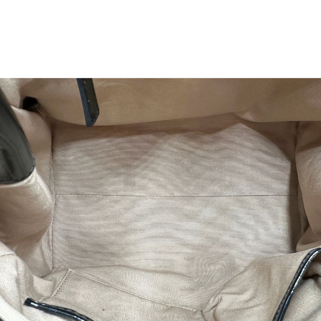 interno Borsa Burberry in canvas trama tartan con finiture in pelle nera verniciata; munita di doppi manici, indossabile a spalla. Completa di dustbag, di lusso, originale, ottimo stato