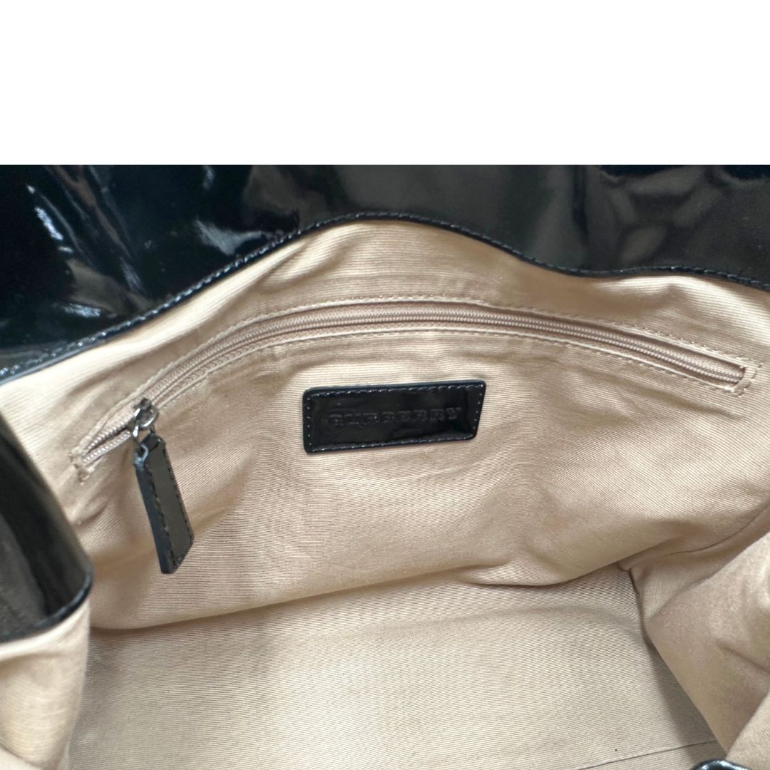 interno Borsa Burberry in canvas trama tartan con finiture in pelle nera verniciata; munita di doppi manici, indossabile a spalla. Completa di dustbag, di lusso, originale, ottimo stato