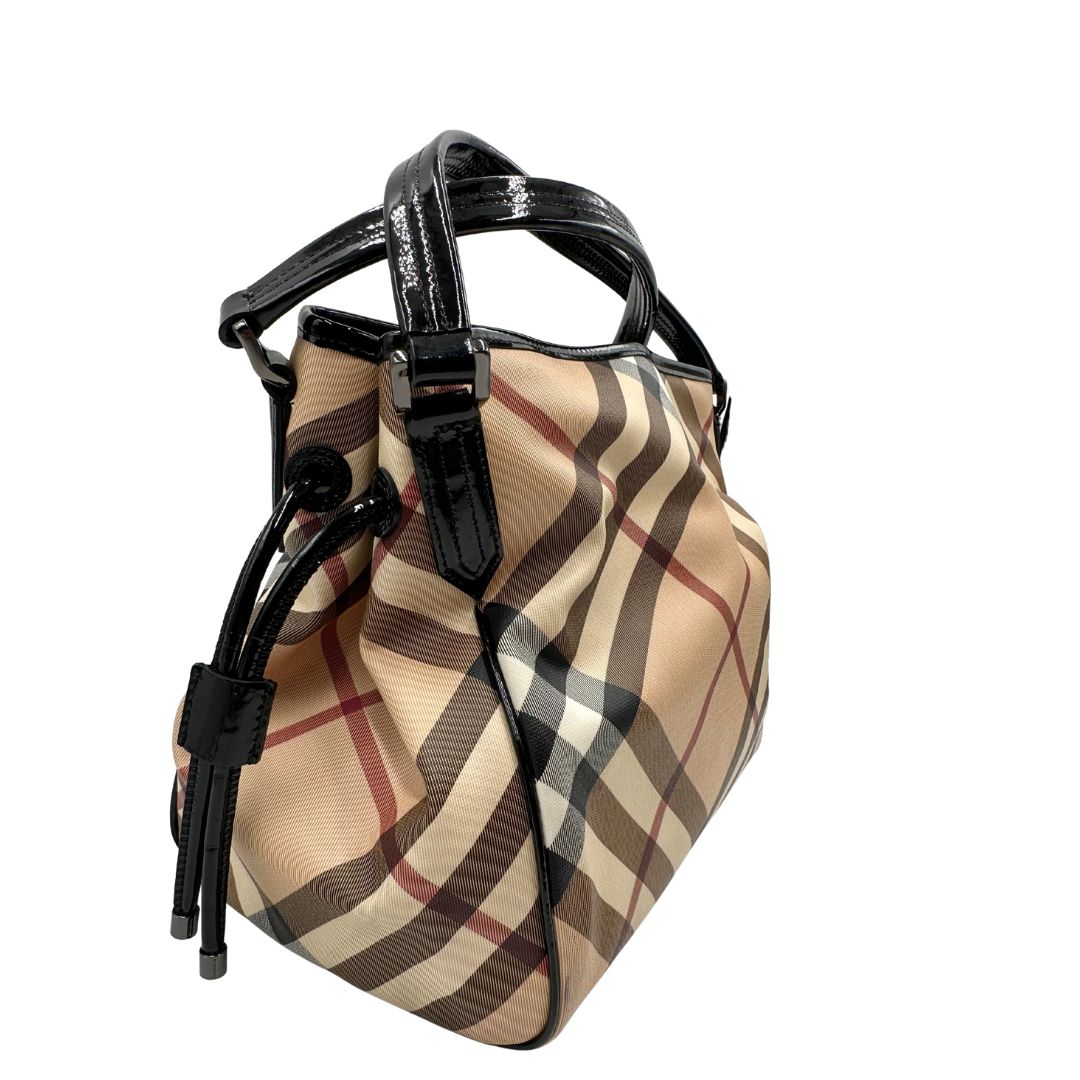 lato Borsa Burberry in canvas trama tartan con finiture in pelle nera verniciata; munita di doppi manici, indossabile a spalla. Completa di dustbag, di lusso, originale, ottimo stato
