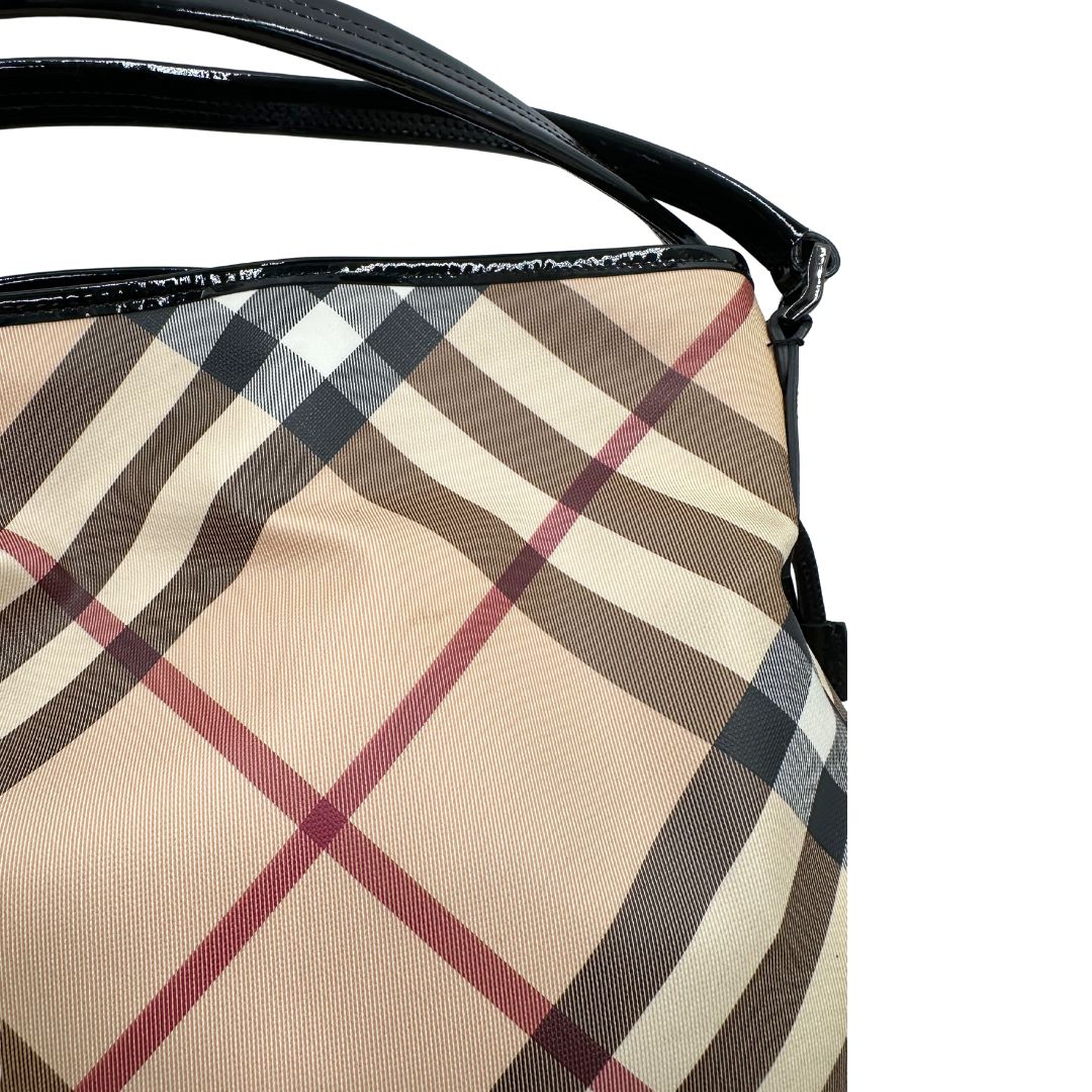 Borsa Burberry in canvas trama tartan con finiture in pelle nera verniciata; munita di doppi manici, indossabile a spalla. Completa di dustbag, di lusso, originale, ottimo stato