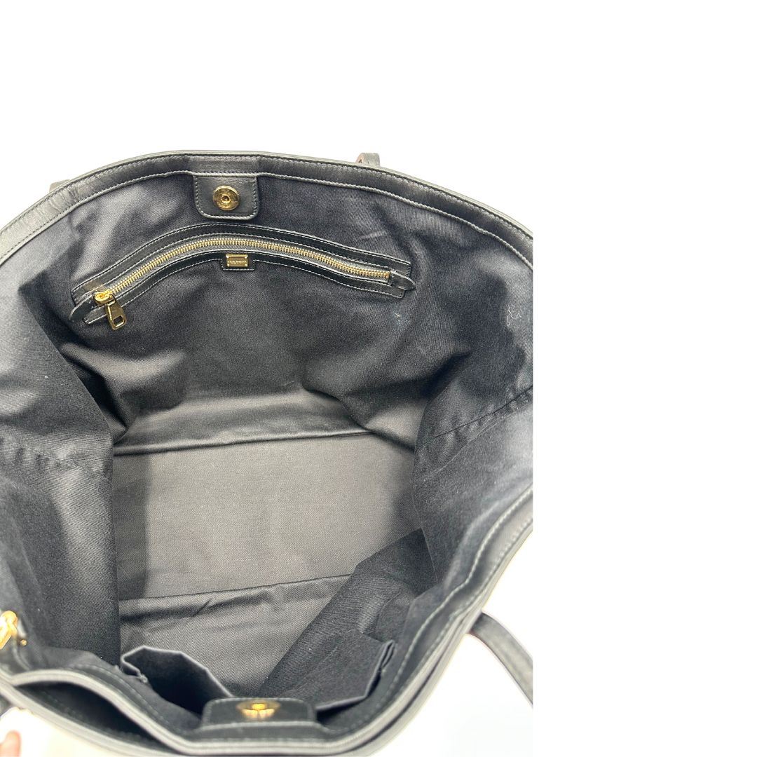 interno  Borsa Dolce & Gabbana in tessuto arancione con iconica grafica ispirata alla Sicilia, finiture in pelle nere e parti metalliche dorate; munita di doppi manici e una pochette estraibile. Completa di dustbag, originale, di lusso, ottime condizioni.