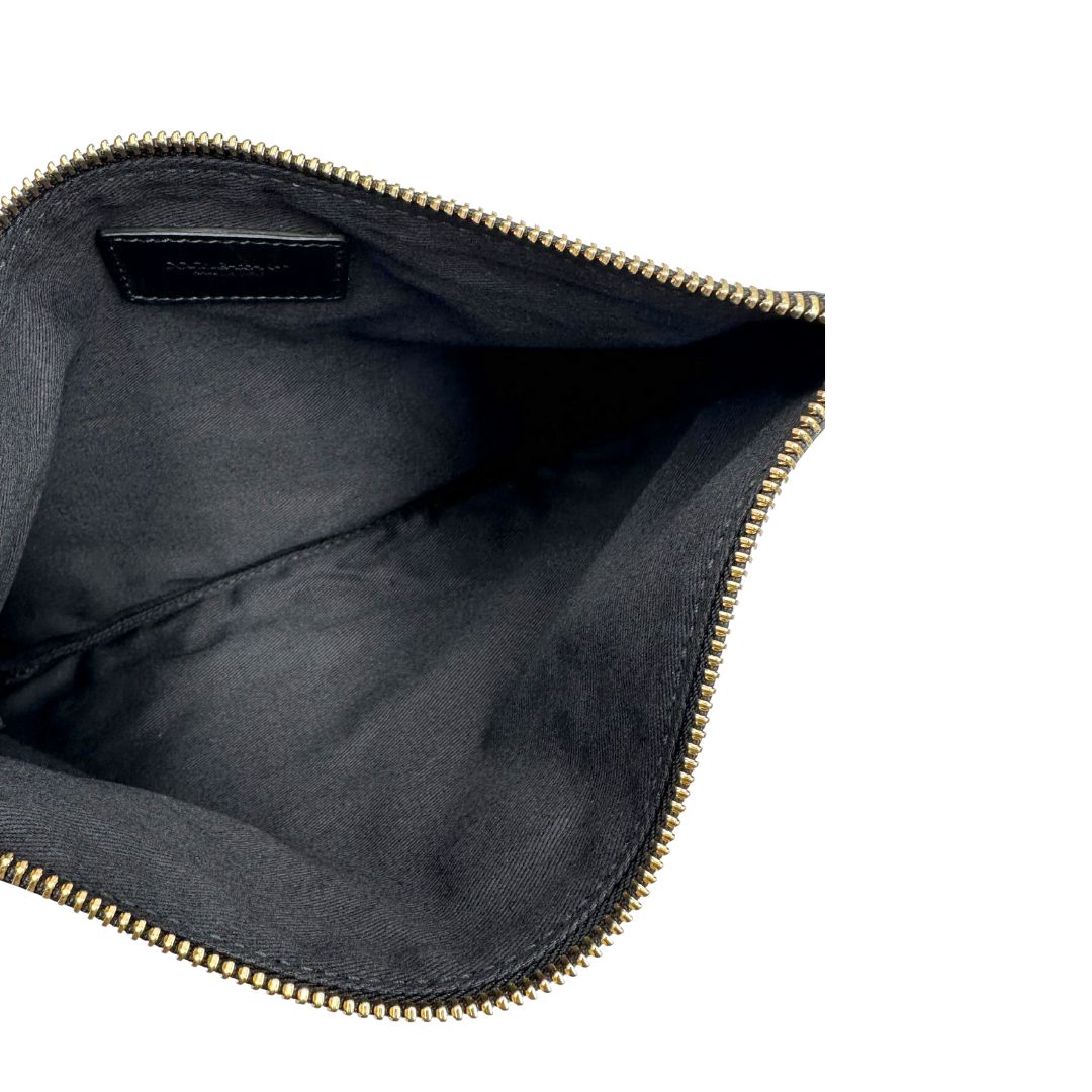 interno  Borsa Dolce & Gabbana in tessuto arancione con iconica grafica ispirata alla Sicilia, finiture in pelle nere e parti metalliche dorate; munita di doppi manici e una pochette estraibile. Completa di dustbag, originale, di lusso, ottime condizioni.