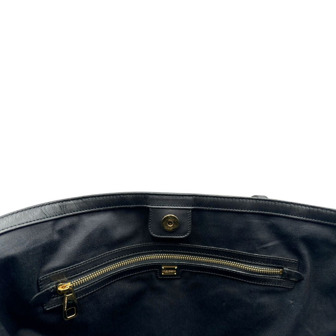 interno  Borsa Dolce & Gabbana in tessuto arancione con iconica grafica ispirata alla Sicilia, finiture in pelle nere e parti metalliche dorate; munita di doppi manici e una pochette estraibile. Completa di dustbag, originale, di lusso, ottime condizioni.