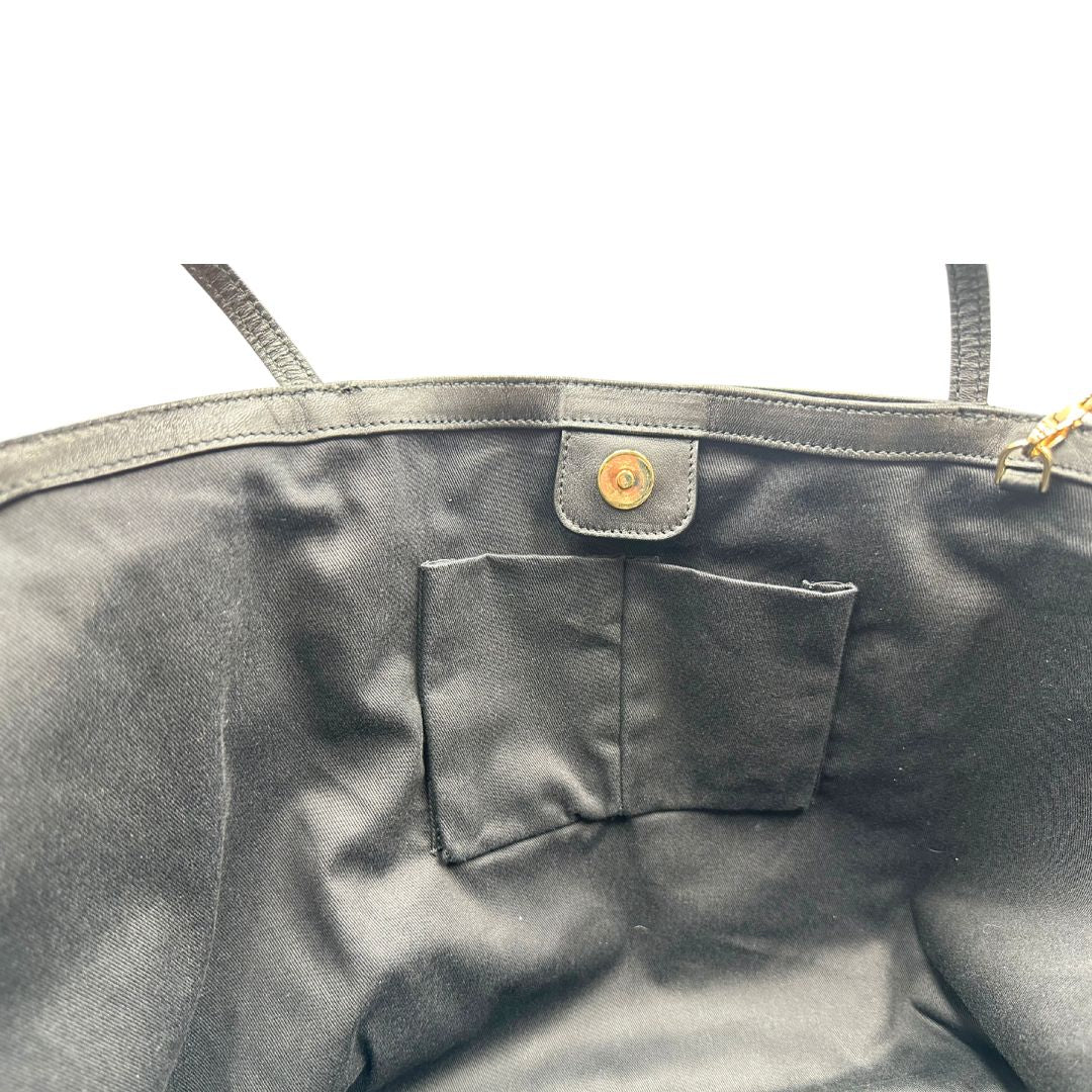 interno  Borsa Dolce & Gabbana in tessuto arancione con iconica grafica ispirata alla Sicilia, finiture in pelle nere e parti metalliche dorate; munita di doppi manici e una pochette estraibile. Completa di dustbag, originale, di lusso, ottime condizioni.