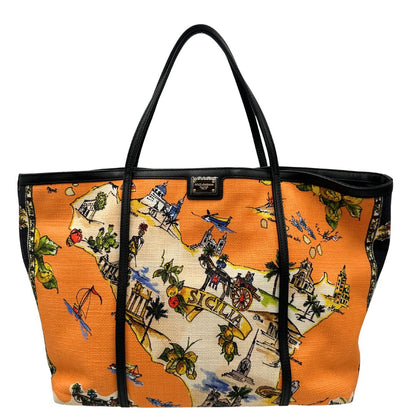 front  Borsa Dolce & Gabbana in tessuto arancione con iconica grafica ispirata alla Sicilia, finiture in pelle nere e parti metalliche dorate; munita di doppi manici e una pochette estraibile. Completa di dustbag, originale, di lusso, ottime condizioni. 