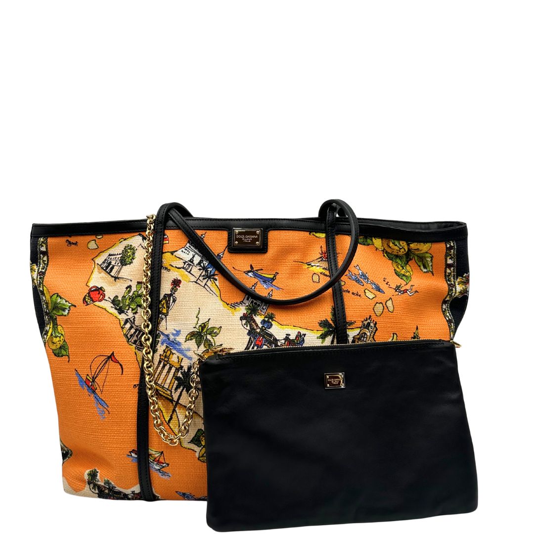  Borsa Dolce & Gabbana in tessuto arancione con iconica grafica ispirata alla Sicilia, finiture in pelle nere e parti metalliche dorate; munita di doppi manici e una pochette estraibile. Completa di dustbag, originale, di lusso, ottime condizioni.