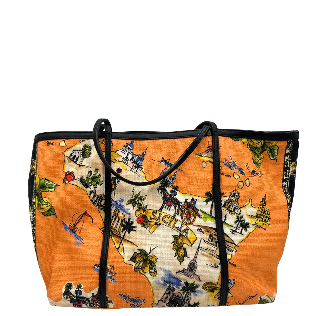 retro  Borsa Dolce & Gabbana in tessuto arancione con iconica grafica ispirata alla Sicilia, finiture in pelle nere e parti metalliche dorate; munita di doppi manici e una pochette estraibile. Completa di dustbag, originale, di lusso, ottime condizioni.