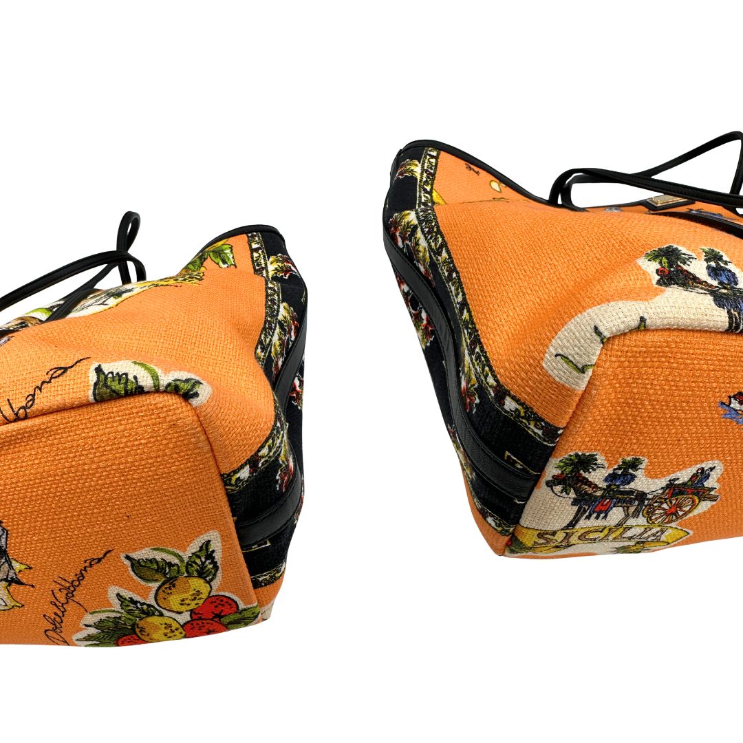  angoli Borsa Dolce & Gabbana in tessuto arancione con iconica grafica ispirata alla Sicilia, finiture in pelle nere e parti metalliche dorate; munita di doppi manici e una pochette estraibile. Completa di dustbag, originale, di lusso, ottime condizioni.