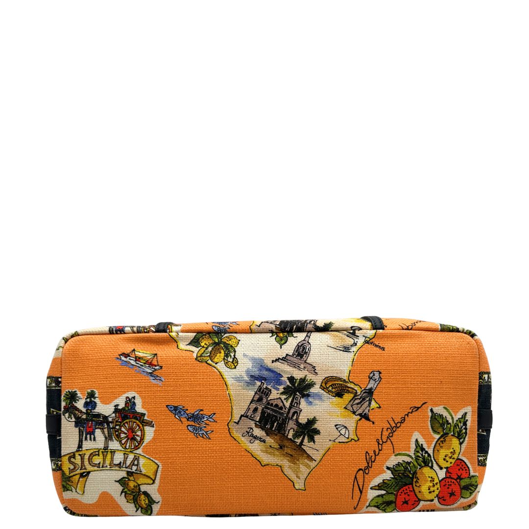 base  Borsa Dolce & Gabbana in tessuto arancione con iconica grafica ispirata alla Sicilia, finiture in pelle nere e parti metalliche dorate; munita di doppi manici e una pochette estraibile. Completa di dustbag, originale, di lusso, ottime condizioni.