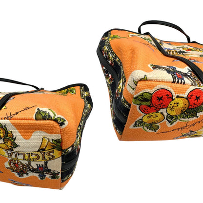 angoli  Borsa Dolce & Gabbana in tessuto arancione con iconica grafica ispirata alla Sicilia, finiture in pelle nere e parti metalliche dorate; munita di doppi manici e una pochette estraibile. Completa di dustbag, originale, di lusso, ottime condizioni. 
