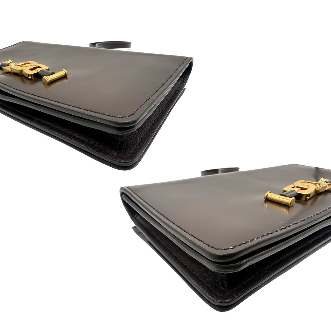 angoli Borsa Tod's in pelle color testa di moro con parti metalliche dorate; munita di una tracolla in catena con spallaccio in pelle. Completa di dustbag, di lusso, originale, ottime condizioni. 