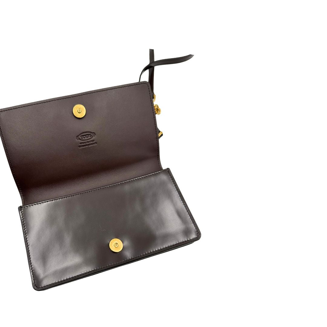 interno Borsa Tod's in pelle color testa di moro con parti metalliche dorate; munita di una tracolla in catena con spallaccio in pelle. Completa di dustbag, di lusso, originale, ottime condizioni. 