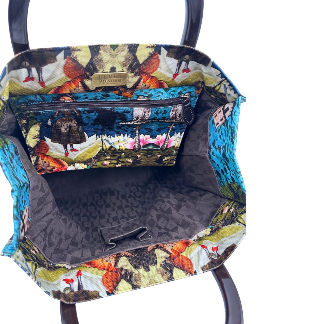 Interno Borsa Furla in fibra sintetica multicolore stampata con fantasia artistica surreale e manici rigidi marroni in acetato con inserti metalliche dorate. Completa di dustbag. Originale, usata, di lusso, in ottime condizioni