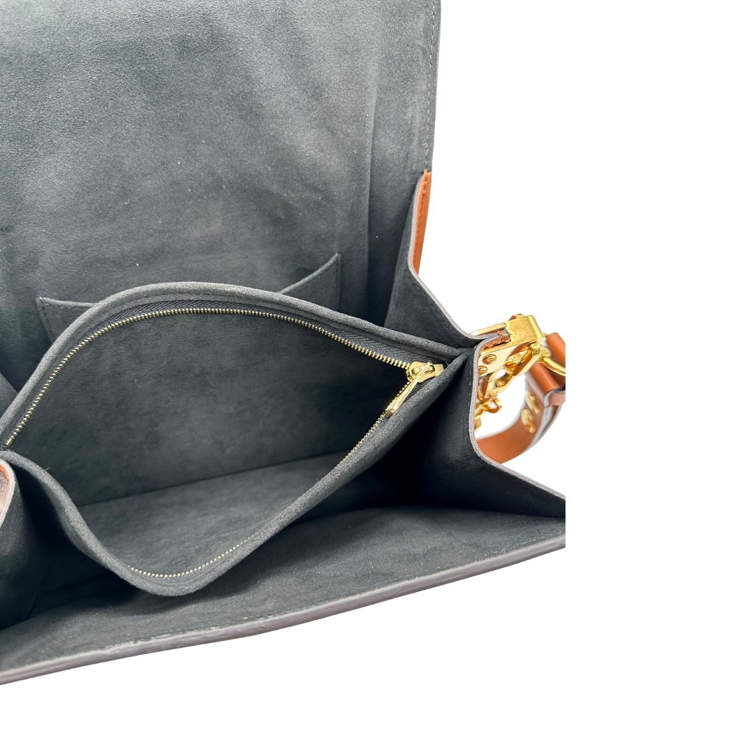 Interno Borsa Dauphine MM Louis Vuitton in tela monogram, e monogram reverse bicolore con finiture in pelle cognac e parti metalliche dorate. Munita di una tracolla in pelle e un manico in catena, amovibili. Originale, usato, di lusso, in ottime condizioni 