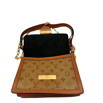  Borsa Dauphine MM Louis Vuitton in tela monogram, e monogram reverse bicolore con finiture in pelle cognac e parti metalliche dorate. Munita di una tracolla in pelle e un manico in catena, amovibili. Originale, usato, di lusso, in ottime condizioni 
