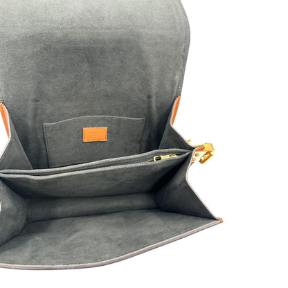 Interno Borsa Dauphine MM Louis Vuitton in tela monogram, e monogram reverse bicolore con finiture in pelle cognac e parti metalliche dorate. Munita di una tracolla in pelle e un manico in catena, amovibili. Originale, usato, di lusso, in ottime condizioni 