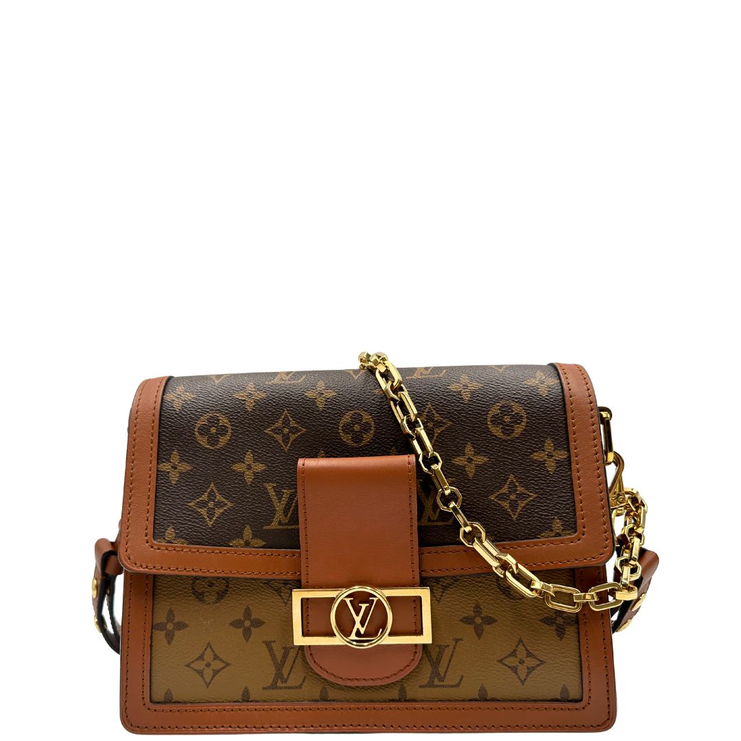 Front  Borsa Dauphine MM Louis Vuitton in tela monogram, e monogram reverse bicolore con finiture in pelle cognac e parti metalliche dorate. Munita di una tracolla in pelle e un manico in catena, amovibili. Originale, usato, di lusso, in ottime condizioni 