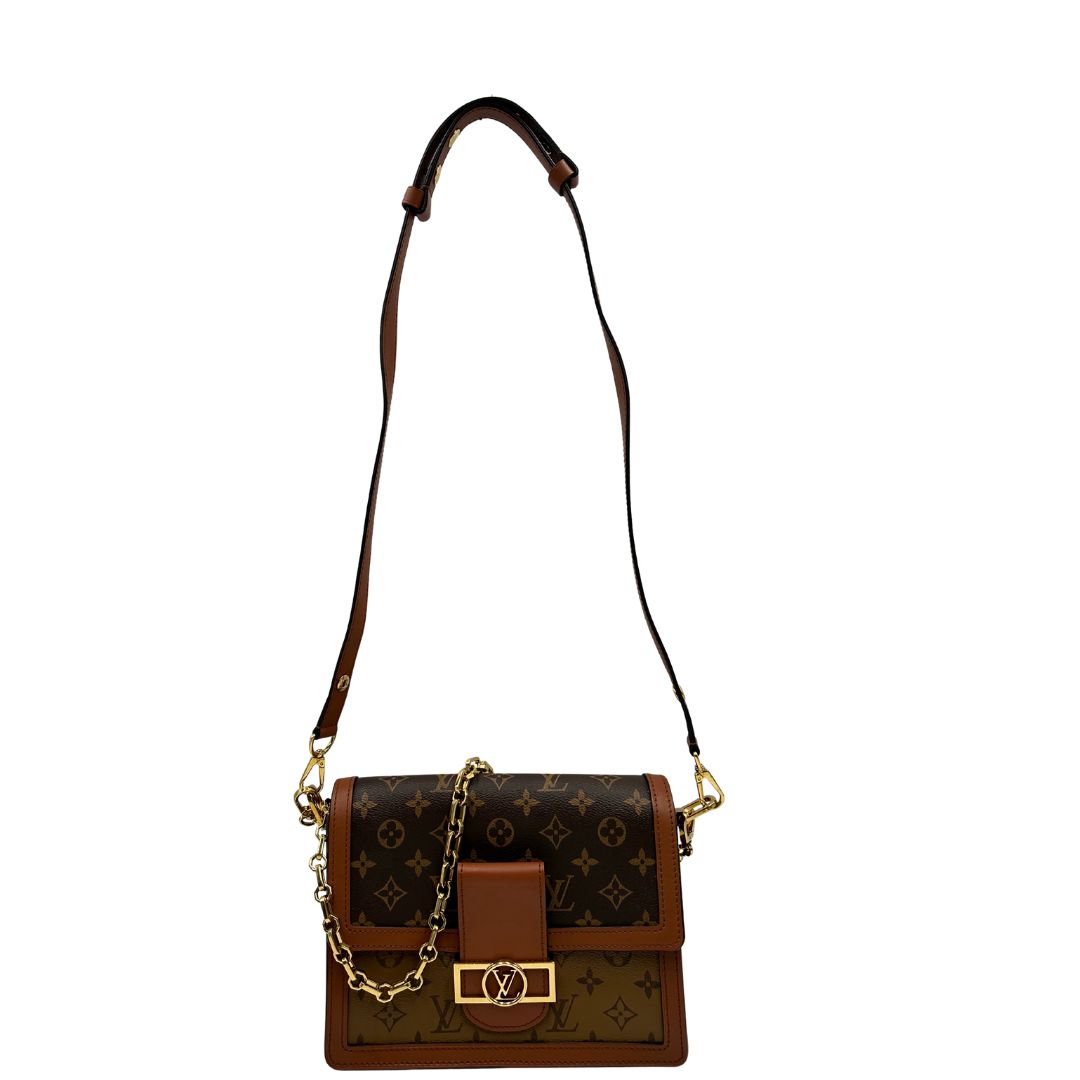  Borsa Dauphine MM Louis Vuitton in tela monogram, e monogram reverse bicolore con finiture in pelle cognac e parti metalliche dorate. Munita di una tracolla in pelle e un manico in catena, amovibili. Originale, usato, di lusso, in ottime condizioni 