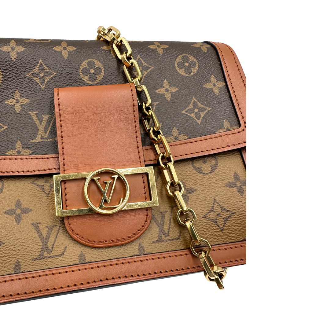  Borsa Dauphine MM Louis Vuitton in tela monogram, e monogram reverse bicolore con finiture in pelle cognac e parti metalliche dorate. Munita di una tracolla in pelle e un manico in catena, amovibili. Originale, usato, di lusso, in ottime condizioni 