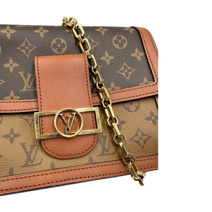  Borsa Dauphine MM Louis Vuitton in tela monogram, e monogram reverse bicolore con finiture in pelle cognac e parti metalliche dorate. Munita di una tracolla in pelle e un manico in catena, amovibili. Originale, usato, di lusso, in ottime condizioni 