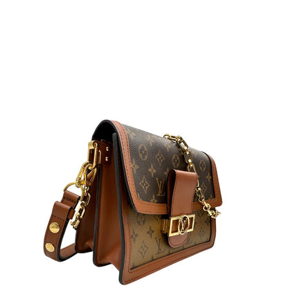 Laterali Borsa Dauphine MM Louis Vuitton in tela monogram, e monogram reverse bicolore con finiture in pelle cognac e parti metalliche dorate. Munita di una tracolla in pelle e un manico in catena, amovibili. Originale, usato, di lusso, in ottime condizioni 