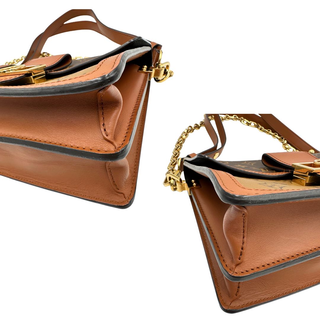  angoli Borsa Dauphine MM Louis Vuitton in tela monogram, e monogram reverse bicolore con finiture in pelle cognac e parti metalliche dorate. Munita di una tracolla in pelle e un manico in catena, amovibili. Originale, usato, di lusso, in ottime condizioni 