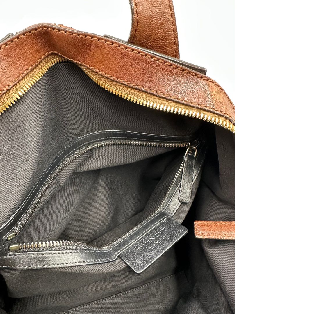interno Borsa Givenchy Nightingale in pelle marrone e parti metalliche dorate. Munita di doppi manici e tracolla una amovibile arricchita da una cerniera decorativa, di lusso, originale. 